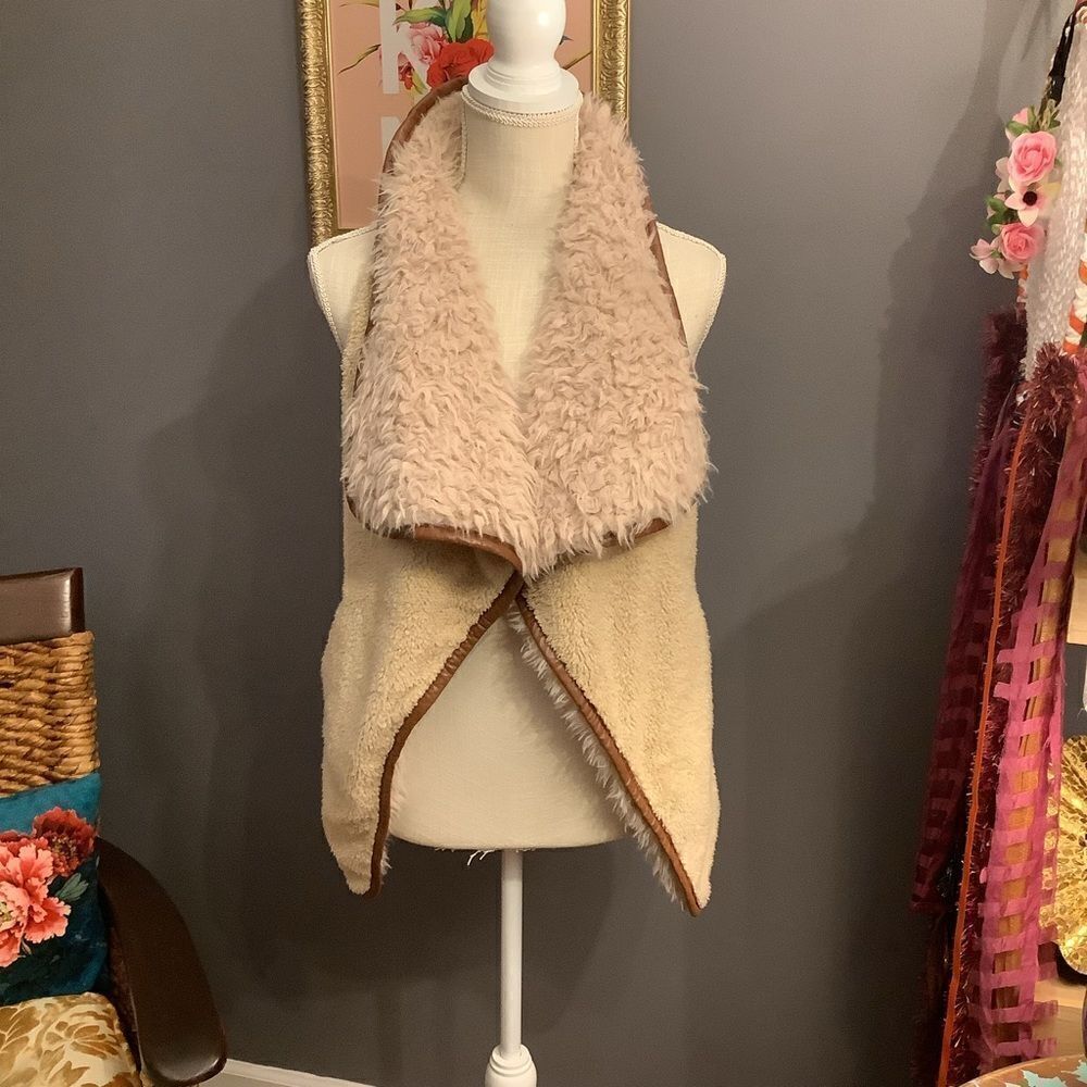 Cream & Chocolate Trimmed Sherpa Vest‎